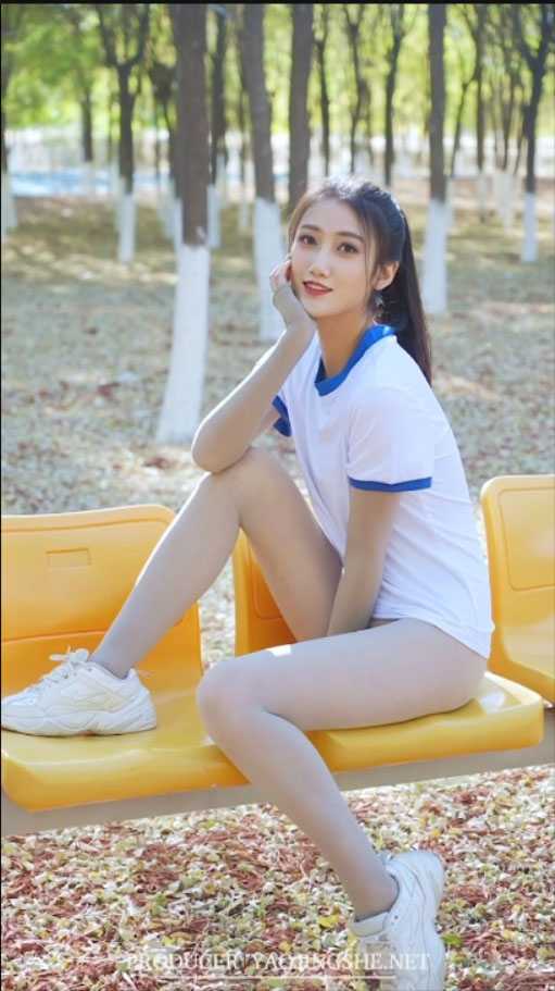 [8K映画视频] 2022.06.08 H2201《思文-公园里的灰连身》[1V-586M]