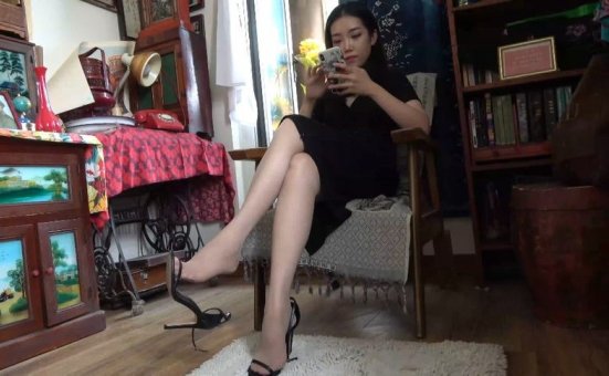 [K&M]丝足视频 No.272-连衣裙肉丝小姐姐挑鞋[1V-649M]