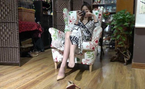 [K&M]丝足视频 No.267-沙发连衣裙美女肉丝高跟挑鞋 [1V-1.5G]