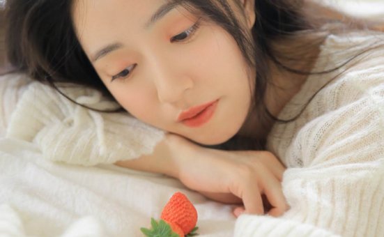 床上美女细长美腿性感诱人写真