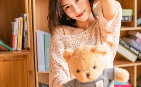 气质美女性感露肩写真图片