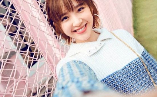 气质短发少女俏皮可爱时尚街拍写真图片