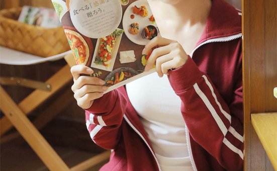 运动服美女美胸长腿性感写真图片