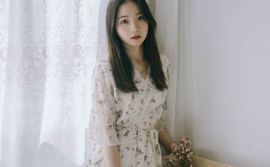 清新温婉美女碎花裙气质写真图片