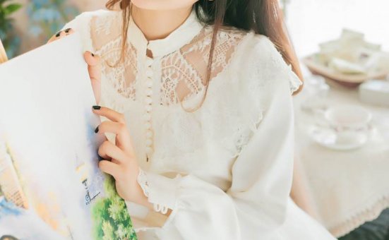 气质美女蕾丝白裙清新写真图片