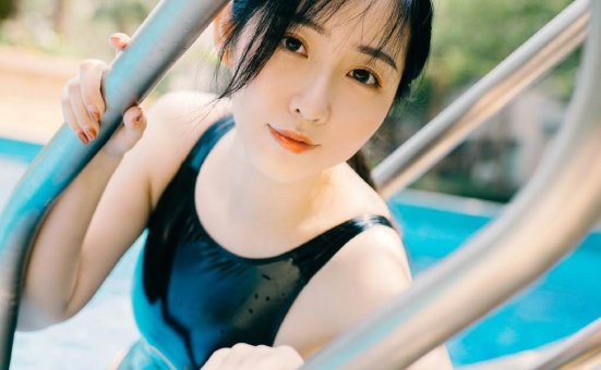 夏日泳池美女性感泳衣长腿撩人写真