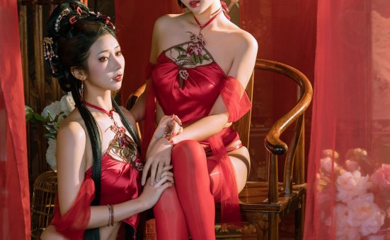 奶桃桃&轩萧学姐 – 情趣肚兜[ 23P+1V-390M]