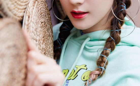 迪丽热巴俏皮写真女手机壁纸