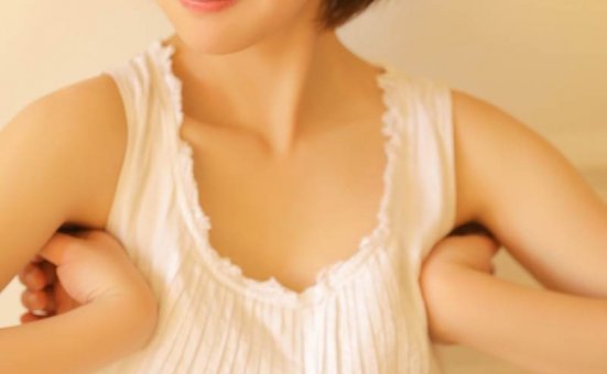 邻家美女清纯可爱居家写真图片