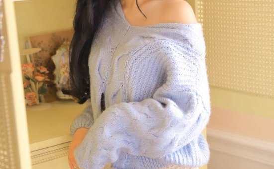 长发美女温柔性感露肩诱人图片