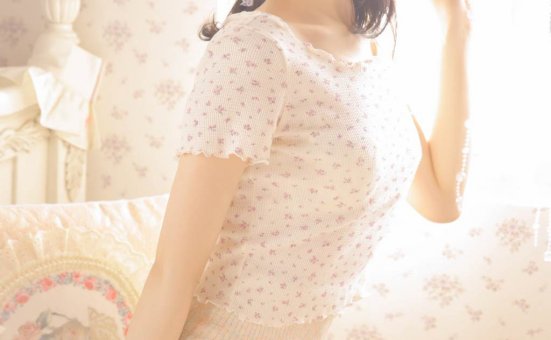 床上美女长腿翘臀大胆诱惑写真