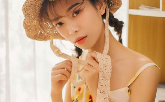 清新日系美女吊带裙私房图片