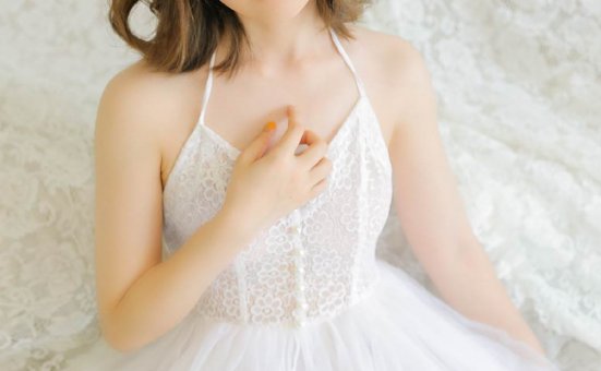 蕾丝美女白纱长裙丰满诱人写真