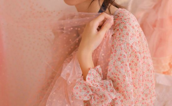 成熟性感美女露肩诱人写真图片