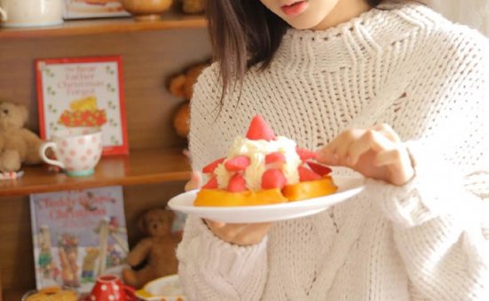 毛衣美女温婉迷人居家写真图片