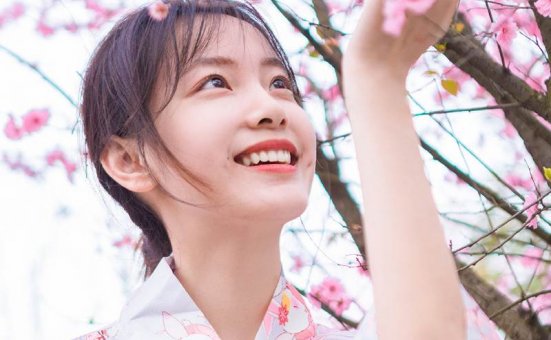 酒窝美女清新粉嫩和服写真图片