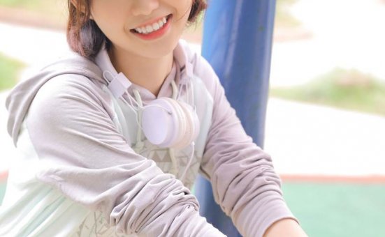 青春活力美女户外养眼写真图片