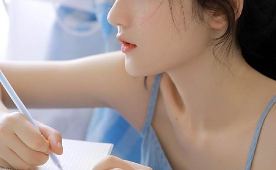 性感吊带美女诱人写真图片