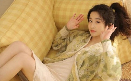 气质清纯美女吊带马尾辫写真图片