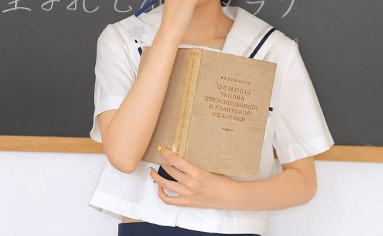 短发美女清纯养眼教室写真图片