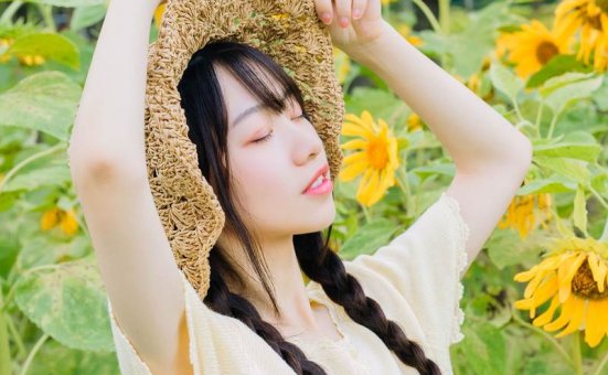 麻花辫美女清新文艺户外写真图片