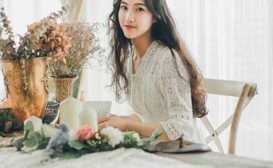 长发美女气质养眼文艺写真图片