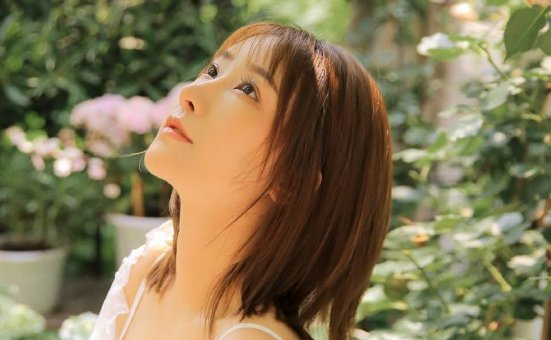 吊带裙美女性感养眼写真图片