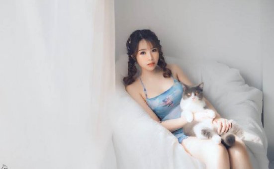 性感麻花辫美女前凸后翘撩人写真图片