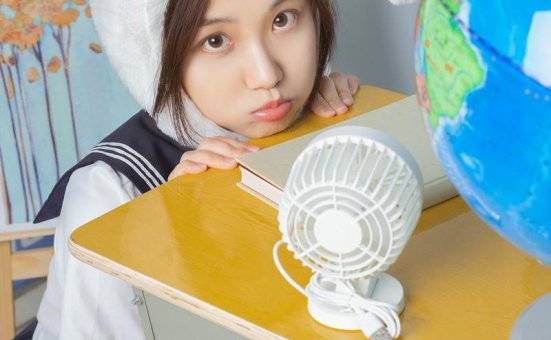 甜美俏皮美女制服写真图片