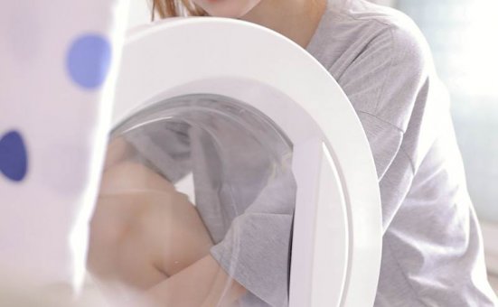 马尾辫美女清新随性居家写真图片