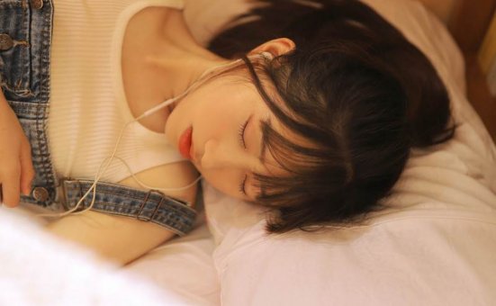 马尾辫美少女背带裤活力写真图片