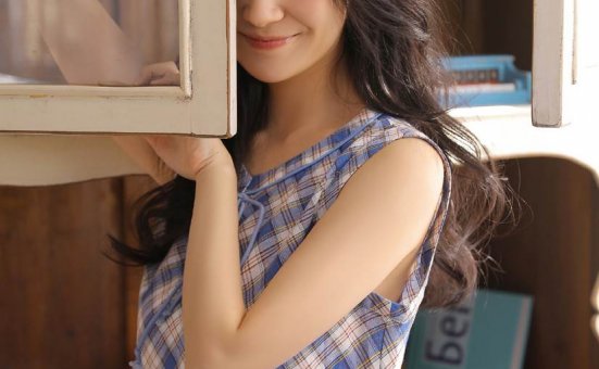 成熟性感美女格子裙写真图片