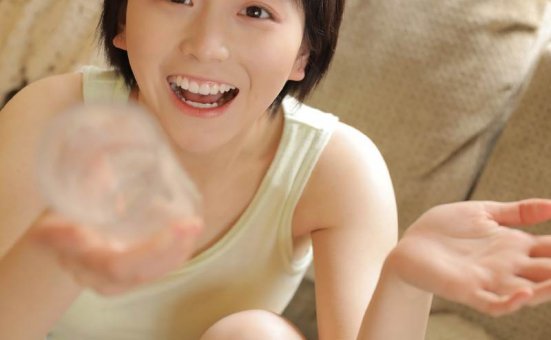 元气美女清新随性居家写真图片