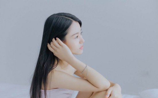 床上美女性感长发美女诱惑图片