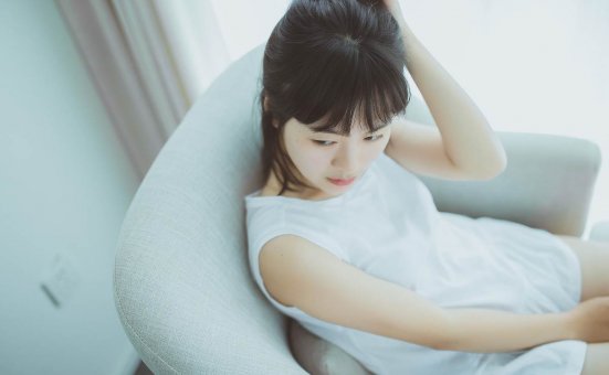 日系美女清新随性居家写真图片