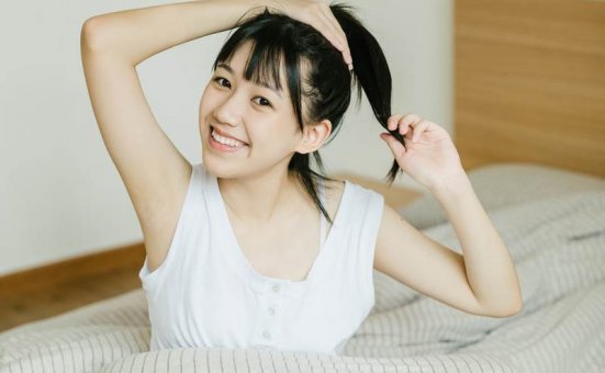 日系美女清新文艺居家写真图片