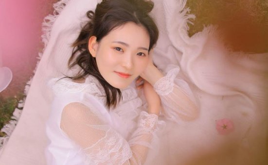 白皙养眼美女蕾丝裙气质写真图片