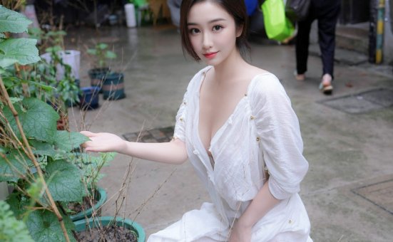 楠芝《性感白色长袍》原版写真 [84P-704MB]