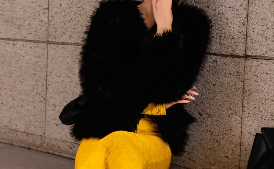 足愉心 NO.010 星朵（搭配：黑色毛衫、黄色连衣裙、绒毛拖鞋、白色棉袜、裸足）[110P+2V／13.6GB]