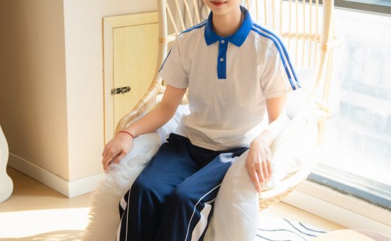 足愉心 NO.031 奶芙（搭配：校服、帆布鞋、白色棉袜、裸足）[110P+2V／15.4GB]