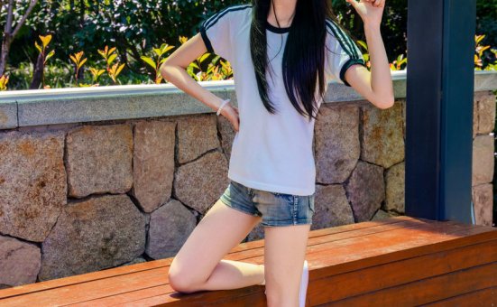 足愉心 NO.051 小瑶（搭配：T恤、牛仔短裤、白棉袜、帆布鞋、裸足）[115P+2V／12.9GB]