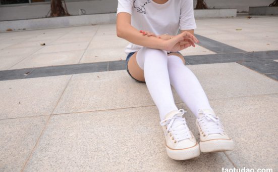 [战前女神] 恋足美腿棉袜女神级摄影套图 2015.05.08特辑 [121P+187M]