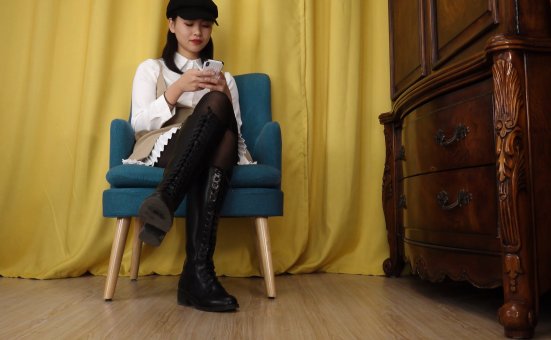 A&F No.275 王雪梅-穿着洛丽塔服装展示黑丝裸足 第1部 [MP4-2.45GB]