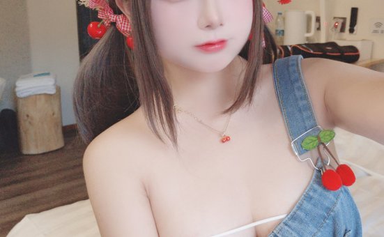日奈娇 – 背带牛仔裤