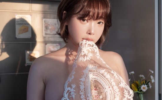 Kang Inkyung – white sweater