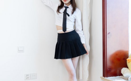 物恋传媒 No.2813 泡泡-皮鞋、高跟凉鞋、板鞋、油亮薄白丝、制服
